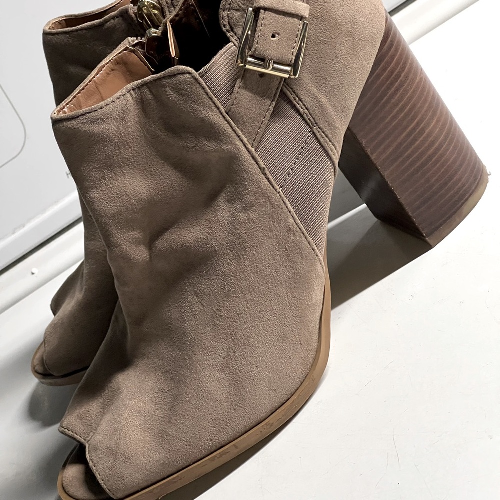 Women’s Size 9 Tommy Hilfiger Ankle Boot
